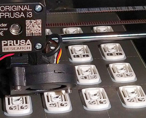 3D-Druck des Gehäuses mit eingelegten Vierkantmuttern